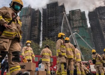 Aumenta a 75 las víctimas por incendio de torre departamental en Hong Kong