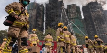 Aumenta a 75 las víctimas por incendio de torre departamental en Hong Kong
