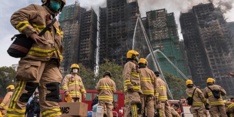 Aumenta a 75 las víctimas por incendio de torre departamental en Hong Kong