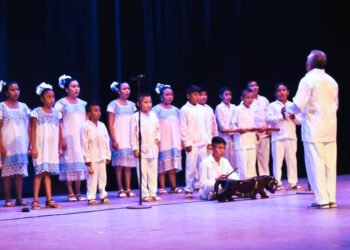 Villancicos en maya y arbolitos tradicionales: la magia navideña que impulsa el coro “Túumben K’aay”