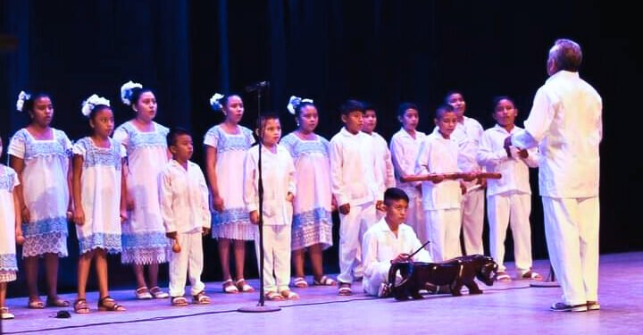 Villancicos en maya y arbolitos tradicionales: la magia navideña que impulsa el coro “Túumben K’aay”