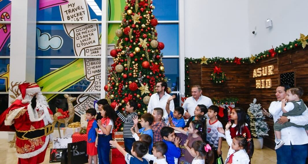 Santa Claus aterriza en Mérida y enciende la temporada navideña