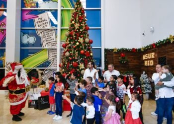 Santa Claus aterriza en Mérida y enciende la temporada navideña