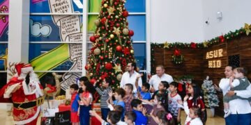 Santa Claus aterriza en Mérida y enciende la temporada navideña