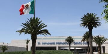 Tensión en el AICM: piloto retiene avión de Magnicharters tras ser despedido