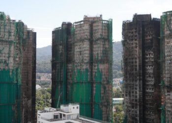 Van 13 detenidos por incendio en Hong Kong; suman 151 muertos