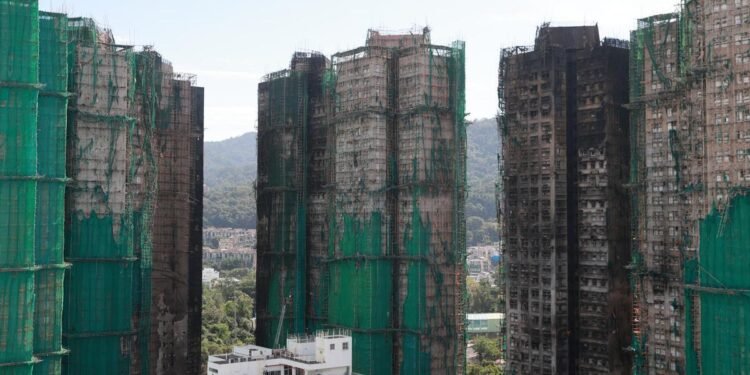 Van 13 detenidos por incendio en Hong Kong; suman 151 muertos