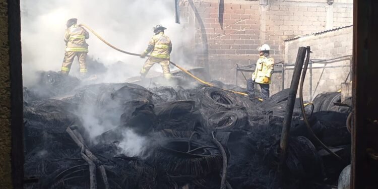 Se desploma jet privado cerca del Aeropuerto de Toluca; reportan al menos 7 muertos