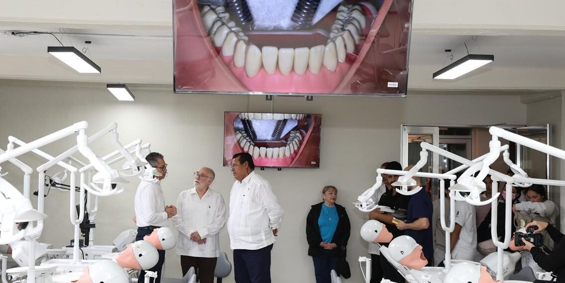 Estrenan estudiantes de odontología de la UADY nuevos laboratorios