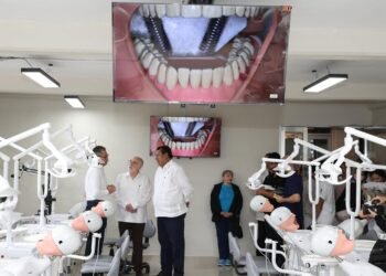 Estrenan estudiantes de odontología de la UADY nuevos laboratorios