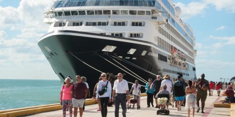 Inicia la temporada de cruceros 2026, con el arribo del Azamara Onward