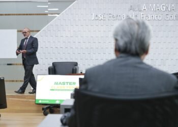 EJE consolida su liderazgo académico con mil 212 egresados de posgrado