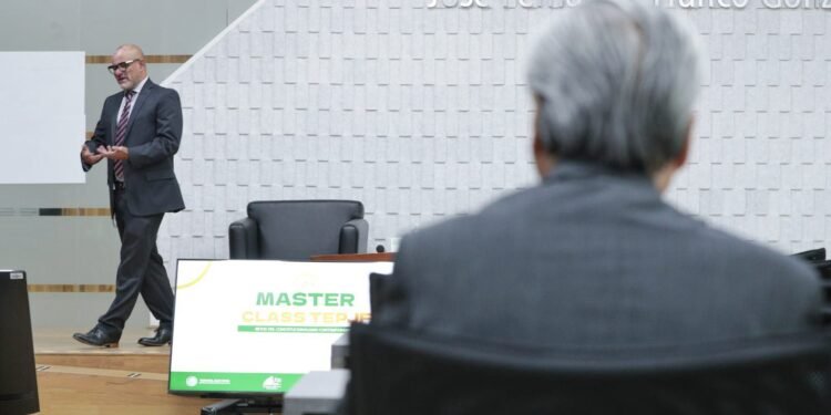 EJE consolida su liderazgo académico con mil 212 egresados de posgrado