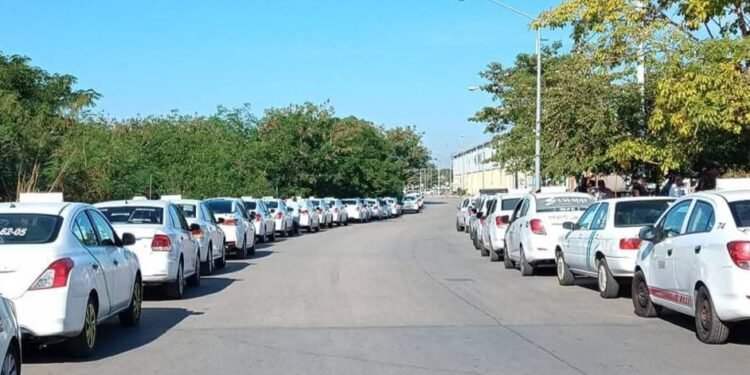 Taxistas se manifiestan exigiendo mejores condiciones