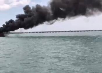 Incendio consume embarcación turística en Progreso; no se reportan lesionados