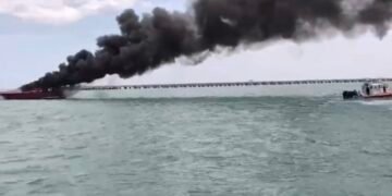 Incendio consume embarcación turística en Progreso; no se reportan lesionados