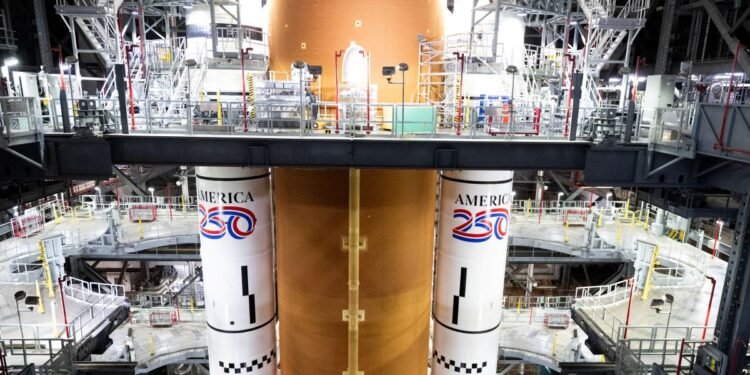 Cuenta regresiva: el cohete lunar Artemis II comienza su traslado épico