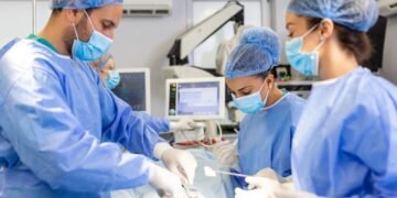 ¡Médicos del futuro! Realizan primera cirugía con ayuda de un robot en Mérida