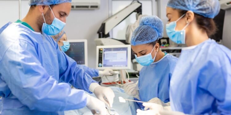 ¡Médicos del futuro! Realizan primera cirugía con ayuda de un robot en Mérida