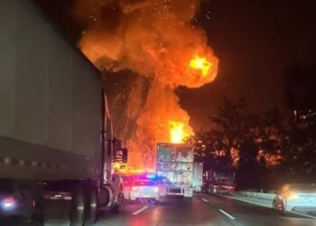 ¡Susto! Arde autopista México-Querétaro tras la explosión de una pipa de gas