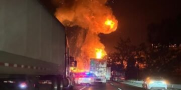 ¡Susto! Arde autopista México-Querétaro tras la explosión de una pipa de gas
