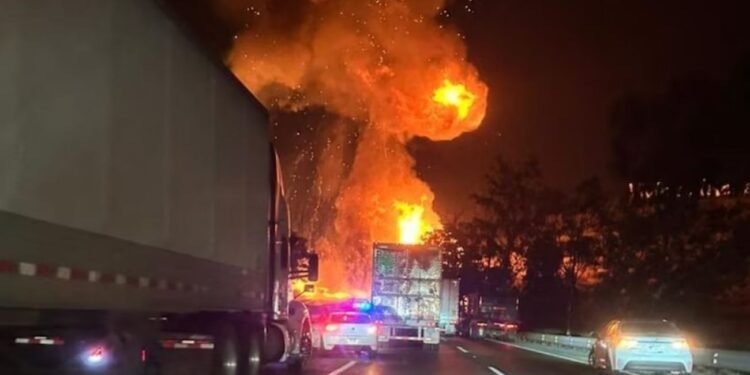 ¡Susto! Arde autopista México-Querétaro tras la explosión de una pipa de gas