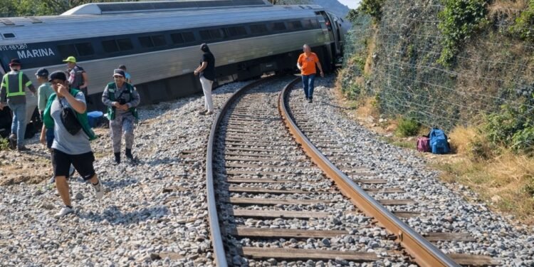 ¿Qué provocó el descarrilamiento del tren del Corredor Interoceánico? Esto dice la FGR