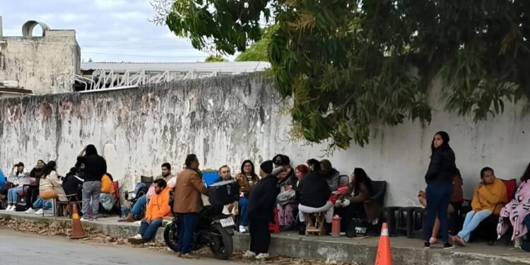 Furor por Shakira: sus fans pasan la madrugada afuera del Carlos Iturralde