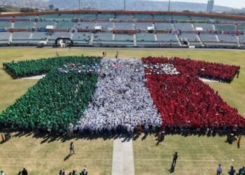 México se puso la camiseta y logró Récord Guinness con la playera humana más grande del mundo