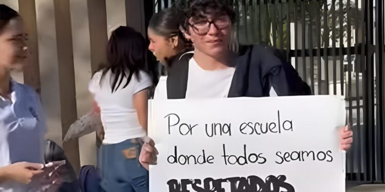 Escuela Normal Rodolfo Menéndez de la Peña en paro; estudiantes exigen salida del director