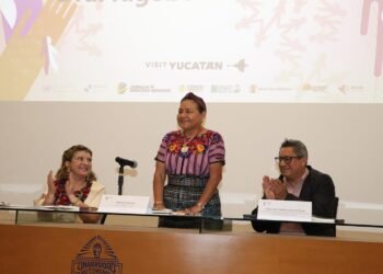 Rigoberta Menchú, Premio Nobel de la Paz, destaca la defensa académica de la cultura maya ante alumnos de la UADY