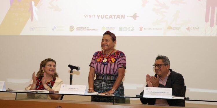 Rigoberta Menchú, Premio Nobel de la Paz, destaca la defensa académica de la cultura maya ante alumnos de la UADY