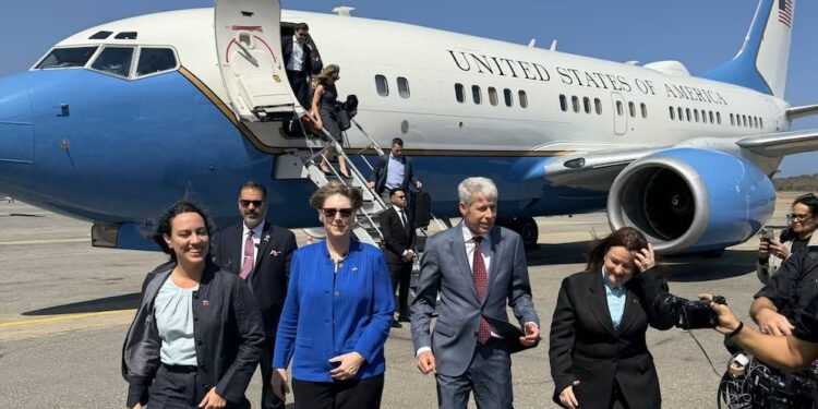 Caracas y Washington reabren diálogo; secretario de Energía visita Venezuela