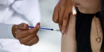 Tras más de 8 mil casos de sarampión, refuerzan vacunación en México