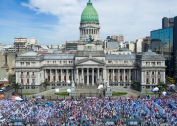 Milei empuja reforma laboral en medio de una oleada de protestas sindicales