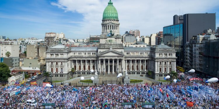 Milei empuja reforma laboral en medio de una oleada de protestas sindicales