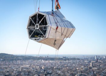 La espera terminó: colocan la pieza final en la torre más alta de la Sagrada Familia