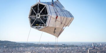 La espera terminó: colocan la pieza final en la torre más alta de la Sagrada Familia