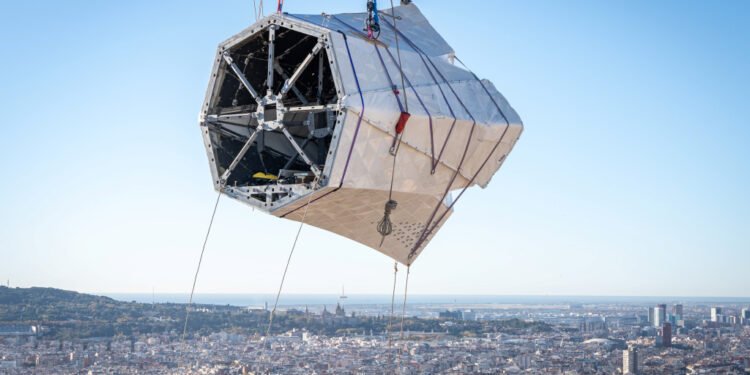 La espera terminó: colocan la pieza final en la torre más alta de la Sagrada Familia