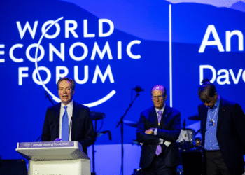 ¡Davos en crisis! Presidente del WEF renuncia tras vincularlo con Epstein