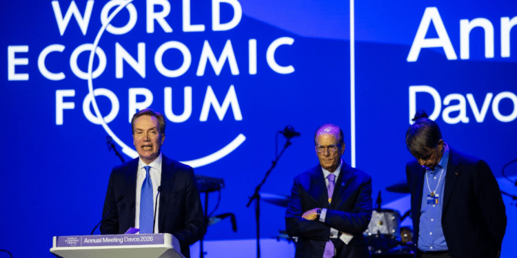 ¡Davos en crisis! Presidente del WEF renuncia tras vincularlo con Epstein