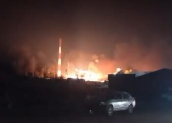 Fuego en subestación eléctrica provoca apagón en Valle de Bravo; CFE controla emergencia