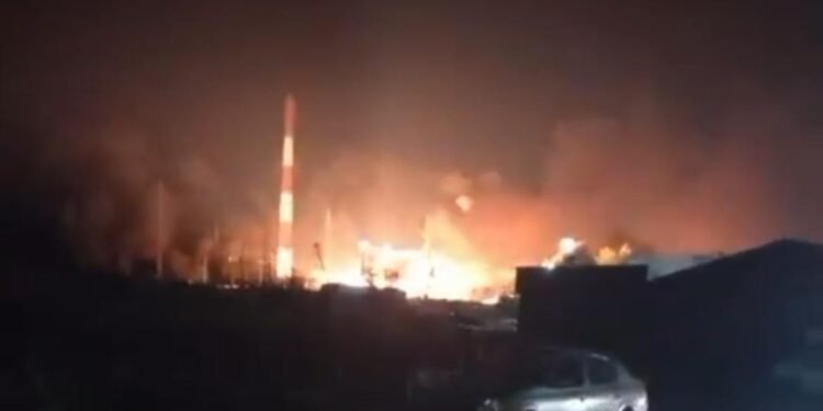 Fuego en subestación eléctrica provoca apagón en Valle de Bravo; CFE controla emergencia