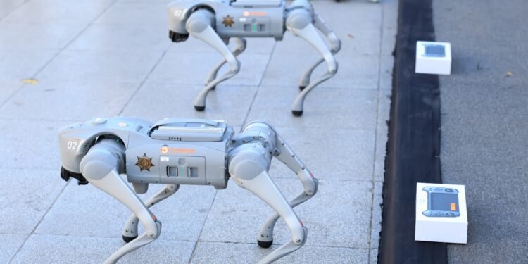 ¡Seguridad futurista! Nuevo León entrena a sus perros robot para vigilar la ciudad