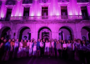 Mérida se ilumina de morado por el 8M; refrendan compromiso con la igualdad