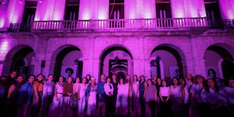 Mérida se ilumina de morado por el 8M; refrendan compromiso con la igualdad