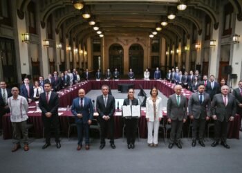 Sheinbaum y gasolineros renuevan pacto para mantener gasolina Magna por debajo de 24 pesos