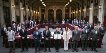 Sheinbaum y gasolineros renuevan pacto para mantener gasolina Magna por debajo de 24 pesos