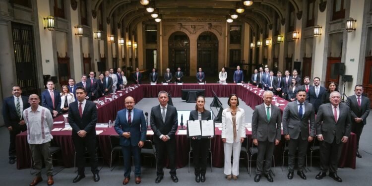 Sheinbaum y gasolineros renuevan pacto para mantener gasolina Magna por debajo de 24 pesos