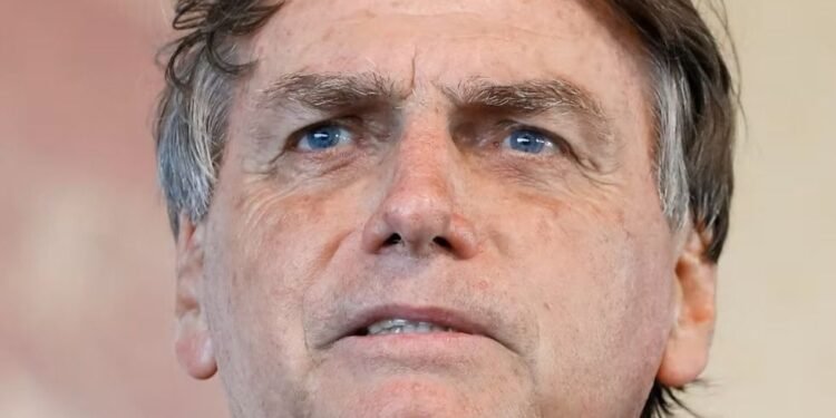 Bolsonaro es hospitalizado en terapia intensiva por bronconeumonía tras sentirse mal en prisión